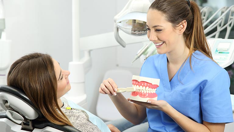 Zahnärztin erklärt Prophylaxe