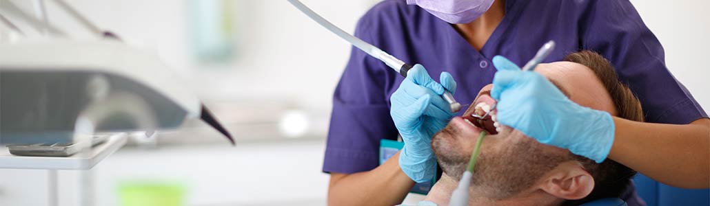 Zahnarzt bei der Wurzelkanalbehandlung